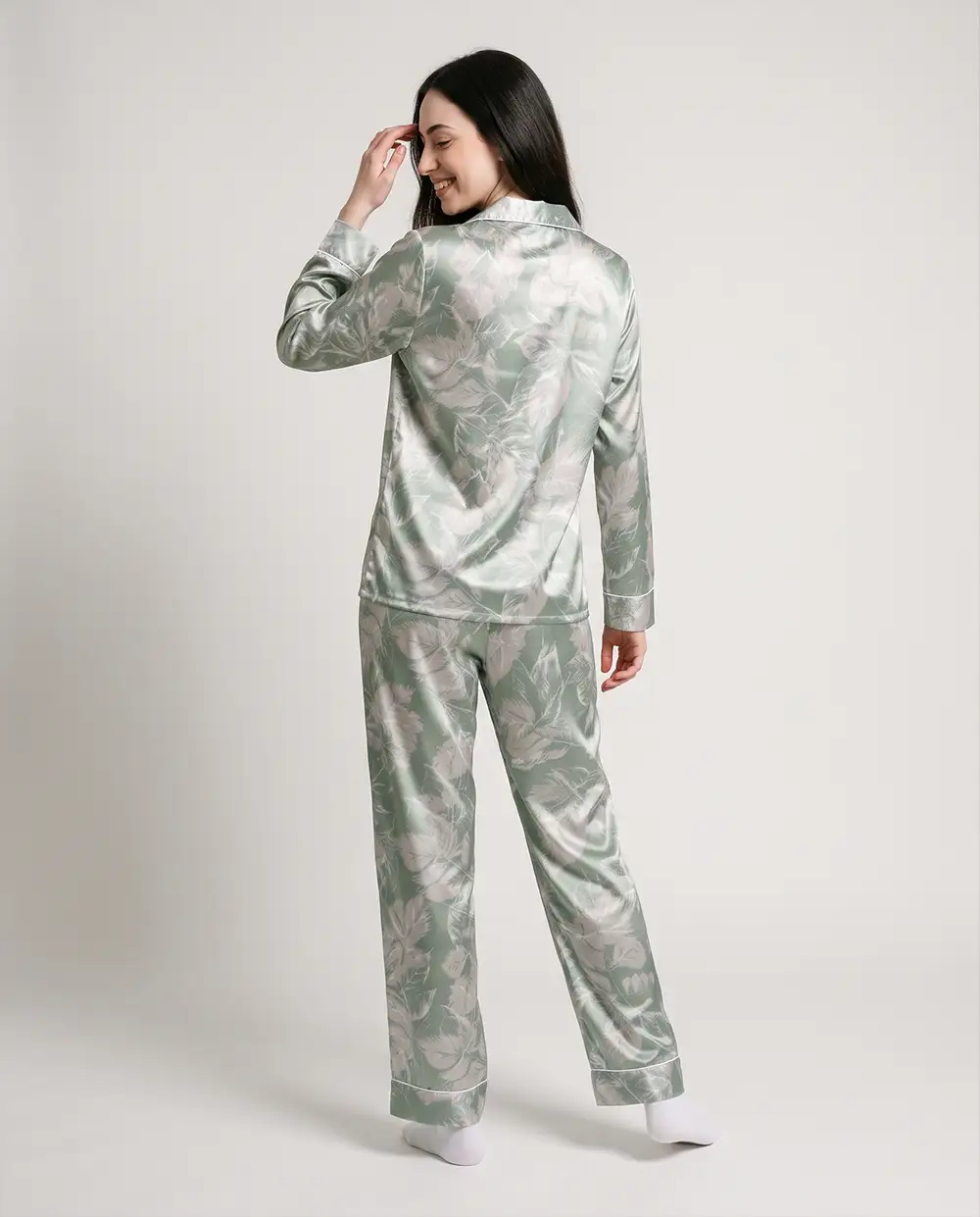 sage-green-satin-pajamas-back-view بيجامة ساتان نسائية خضراء مشجرة مظهر كامل من الخلف أثناء الارتداء