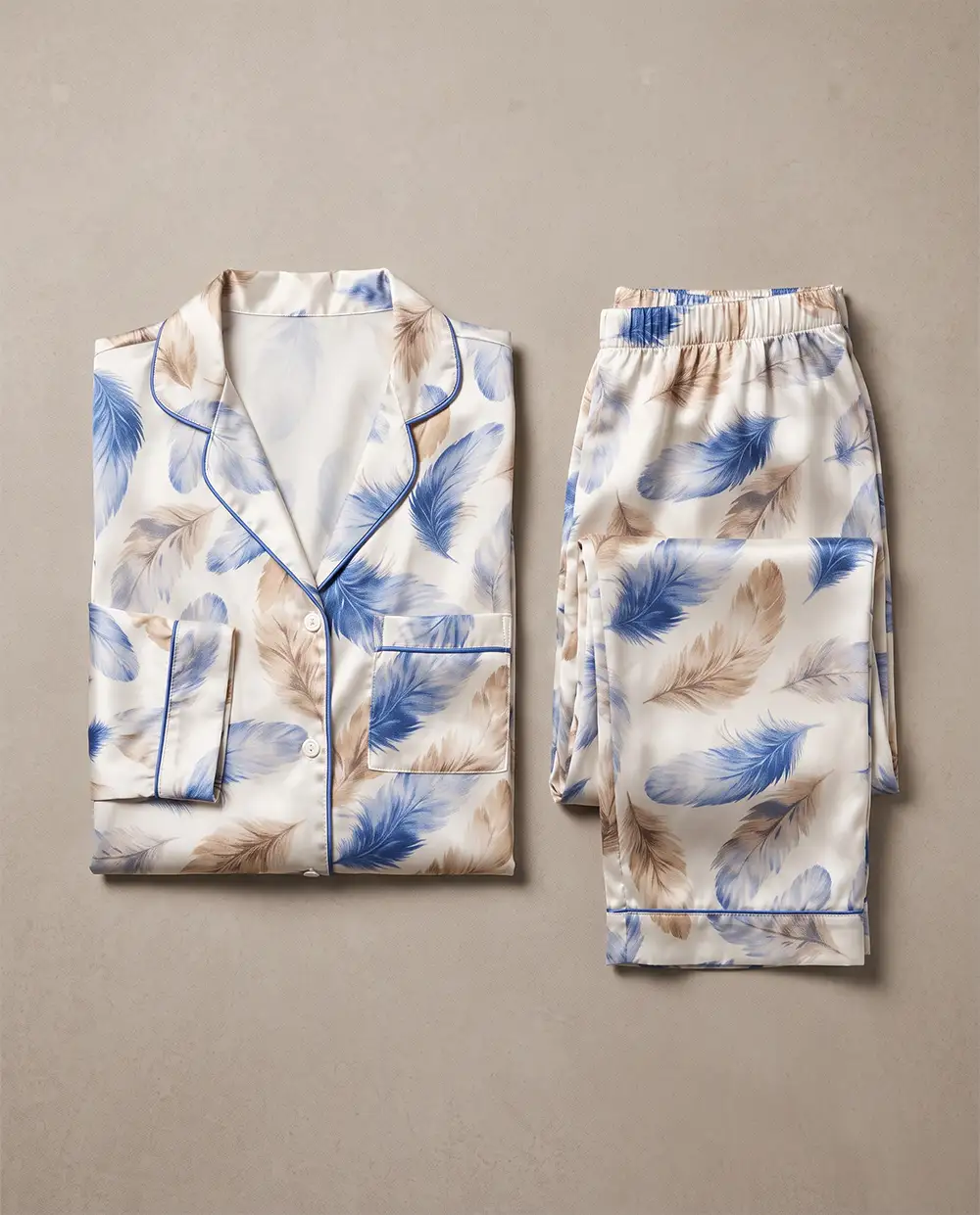 satin-pajama-set-folded-flat-lay طقم بيجامة ساتان حريري قطعتين مطوي بنقشة ريش