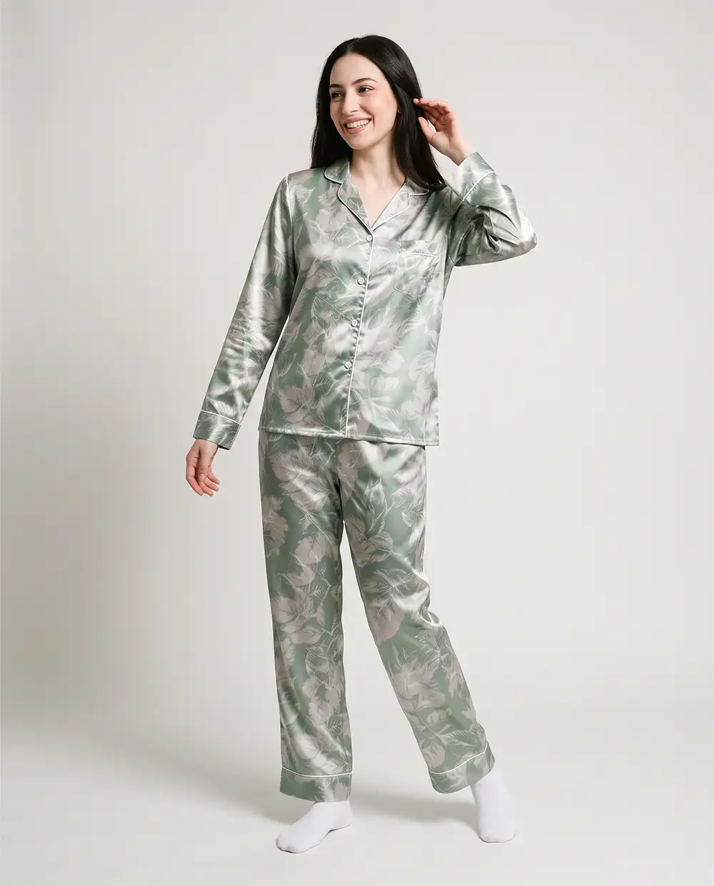 womens-green-satin-pajamas-full-front بيجامة ساتان نسائية كاملة باللون الأخضر المريمي لقطة أمامية على الموديل