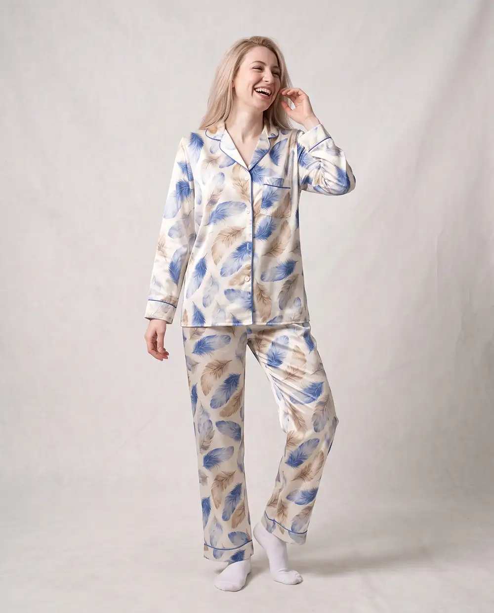 womens-satin-feather-pajamas-full-front بيجامة ساتان نسائية بنقشة ريش أزرق وبيج لقطة كاملة من الأمام